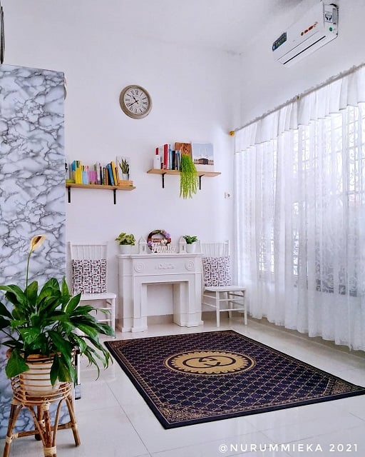 desain ruang tamu putih tanpa sofa type 36