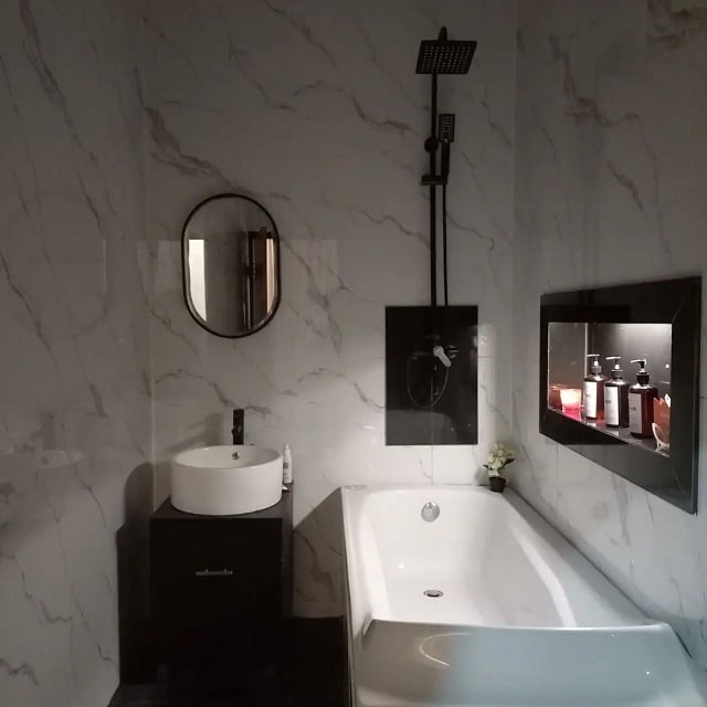 kamar mandi hitam putih minimalis