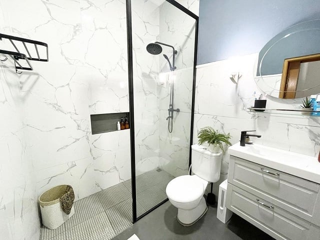 interior monokrom di area mandi rumah minimalis