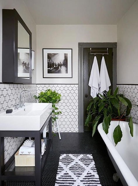 interior kamar mandi hitam putih sederhana