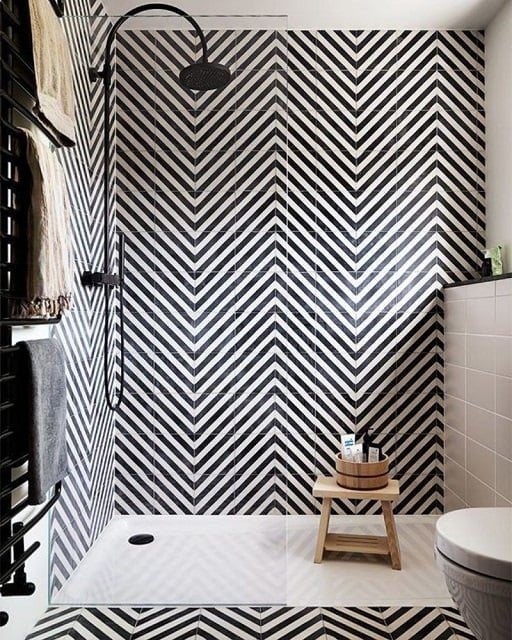 desain kamar mandi hitam putih sederhana di rumah
