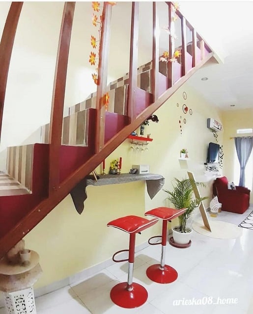 dapur mini bar di bawah tangga