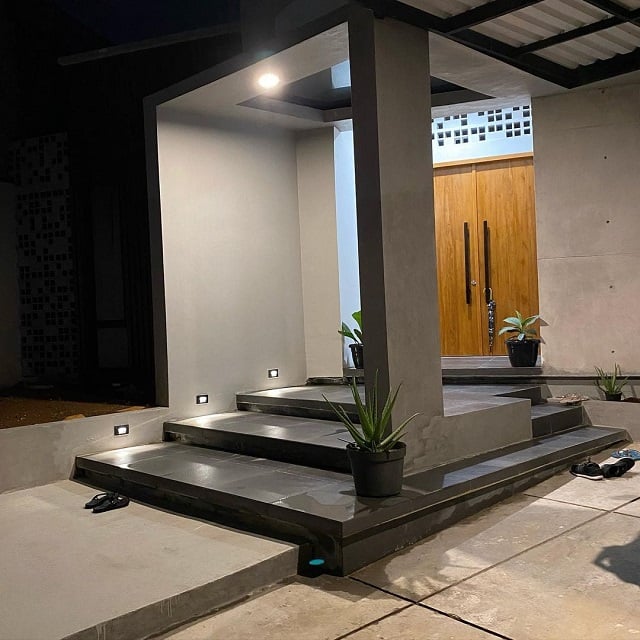 Pintu Rumahpojok dengan Roster Kotak Menawan