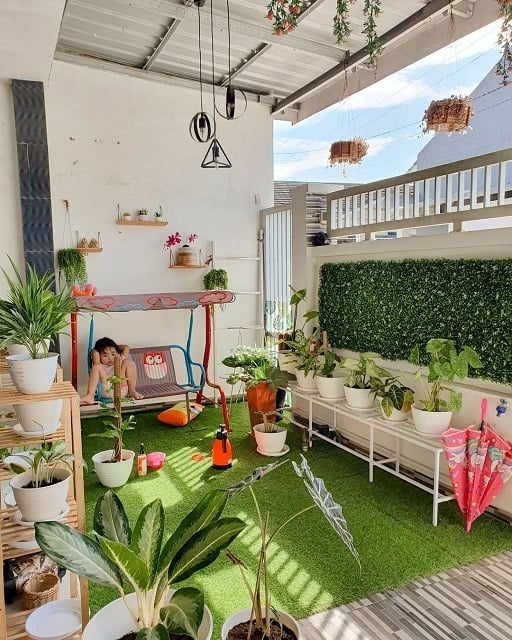 desain taman bermain anak di rumah tengah tanaman