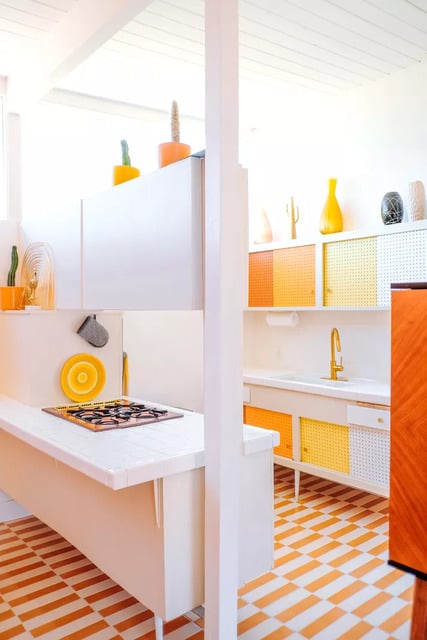 desain dapur oranye dengan lantai motif catur