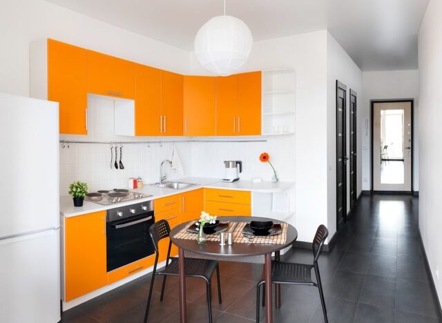 desain dapur oranye dan putih