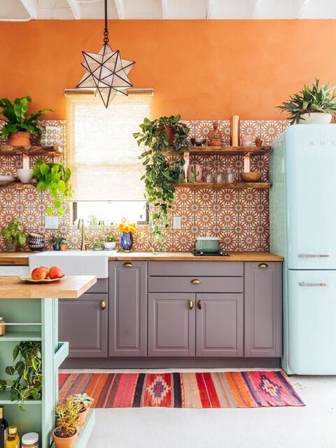 desain dapur oranye tropis