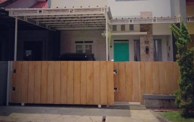 pintu pagar dorong kayu pendek