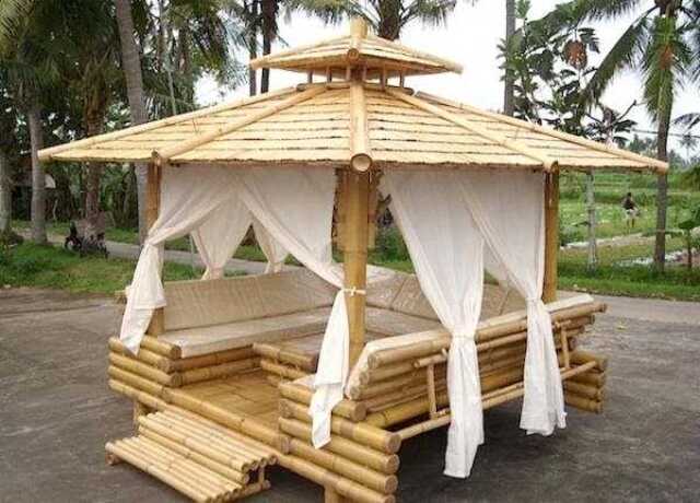 desain gazebo bambu sederhana dengan tirai