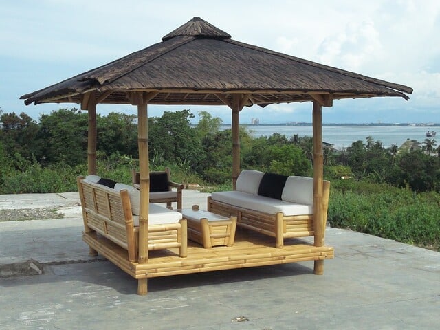 tempat bersantai dekat laut
