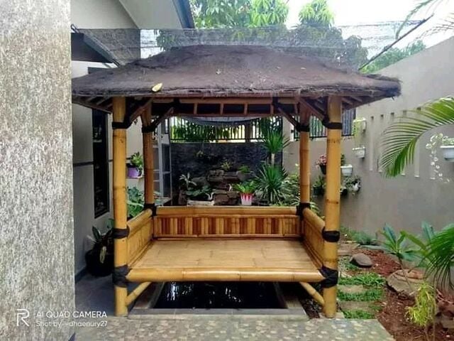 desain gazebo bambu sederhana samping rumah