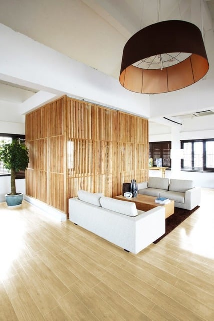 keramik motif kayu untuk ruang tamu