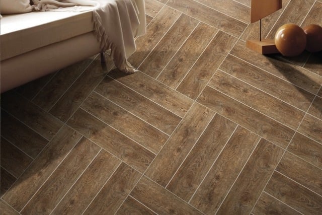 keramik motif kayu untuk ruang tamu