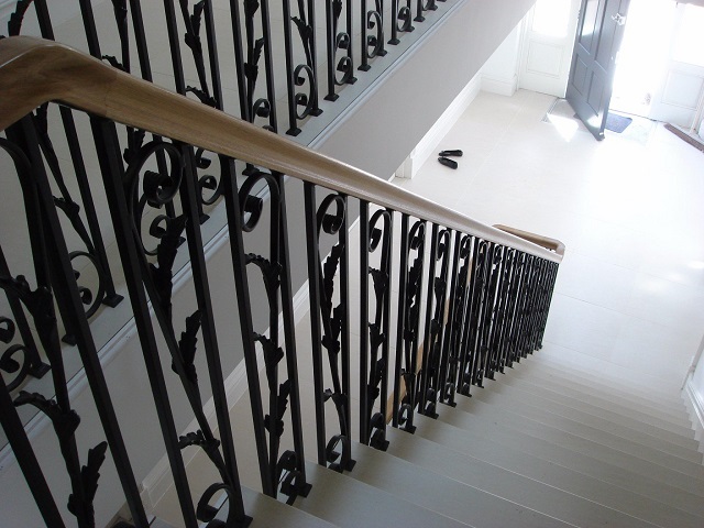 motif railing tangga besi sulur daun