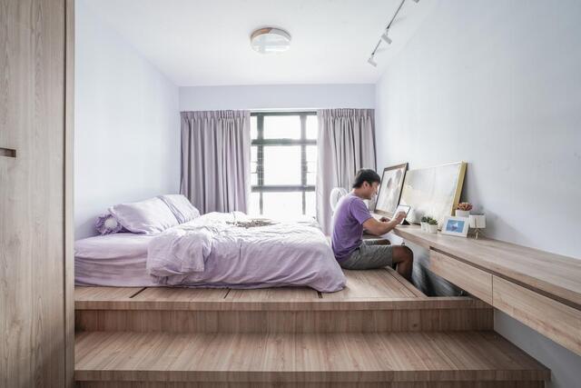 meja tempel untuk bekerja di kamar tidur ruangan putih dengan rak dinding