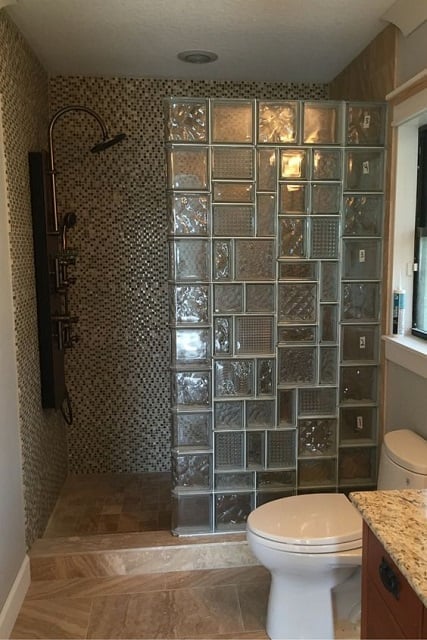 partisi glass block di kamar mandi