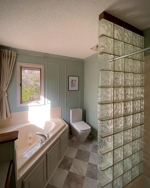 dinding glass block sederhana di kamar mandi
