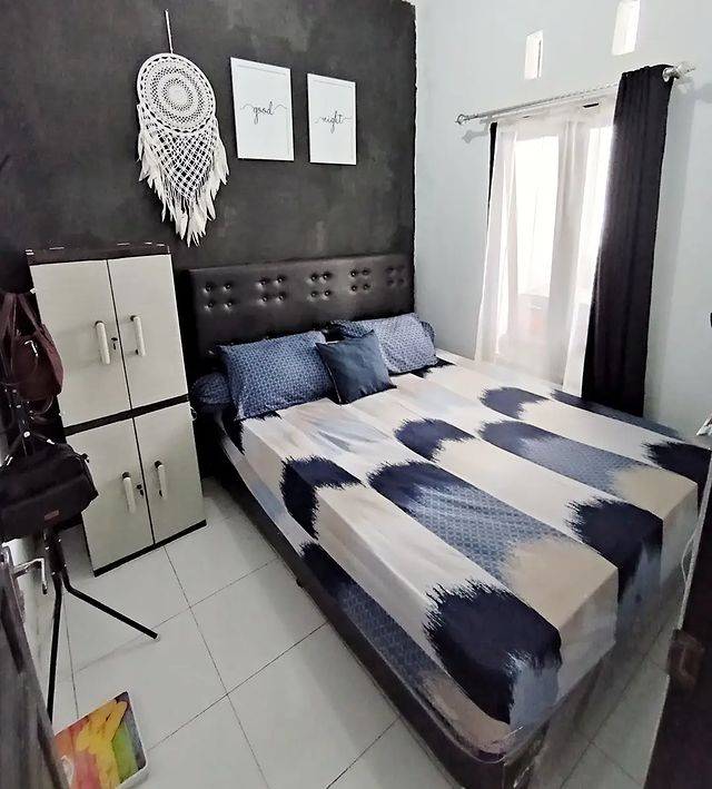 warna kamar tidur sempit hitam putih