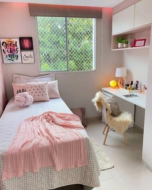 Desain Kamar Tidur Sempit Sederhana Warna Pink modern