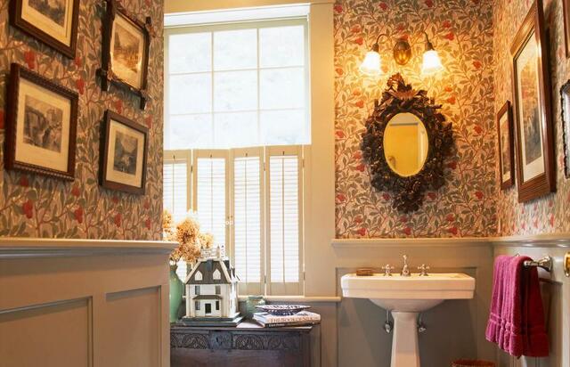 kamar mandi dengan wallpaper motif