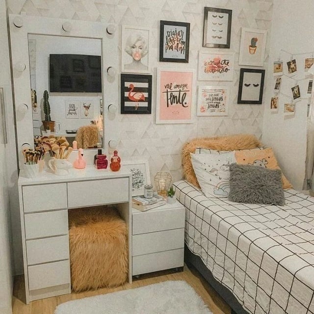 kamar tidur remaja penuh dekorasi