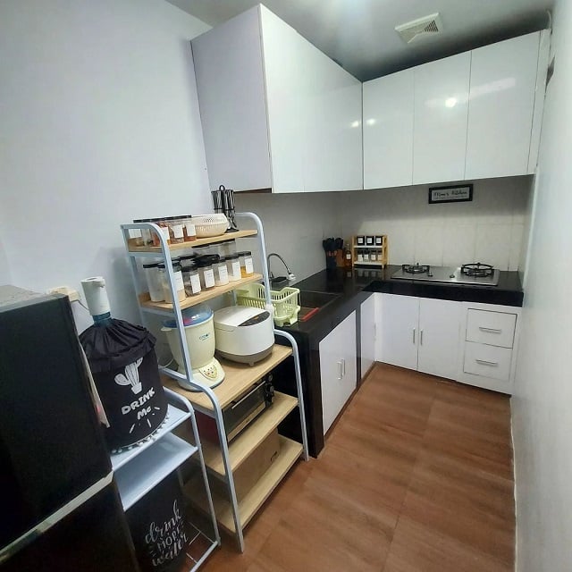 desain dapur hitam putih sederhana