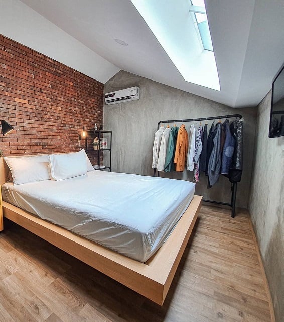 kamar tidur di bawah loteng