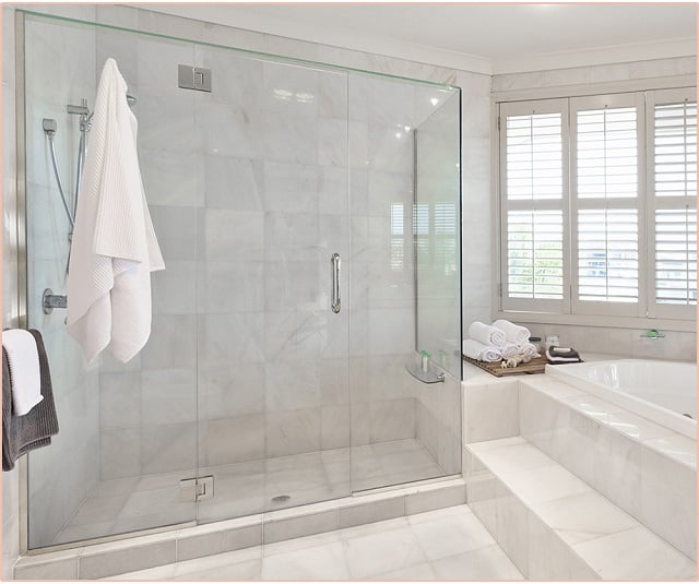 interior area mandi mewah dengan bathtub