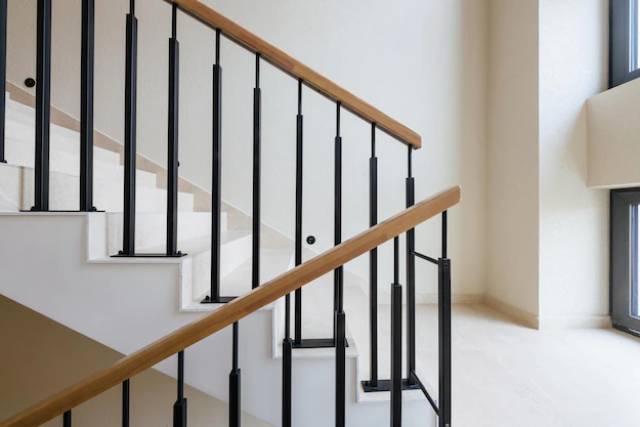 kombinasi railing tangga besi hollow dengan kayu