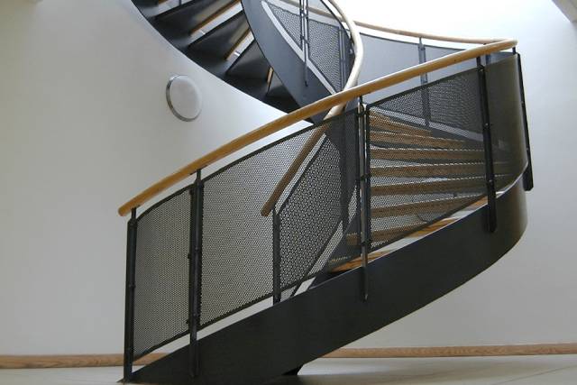 railing tangga besi hollow dengan plat besi