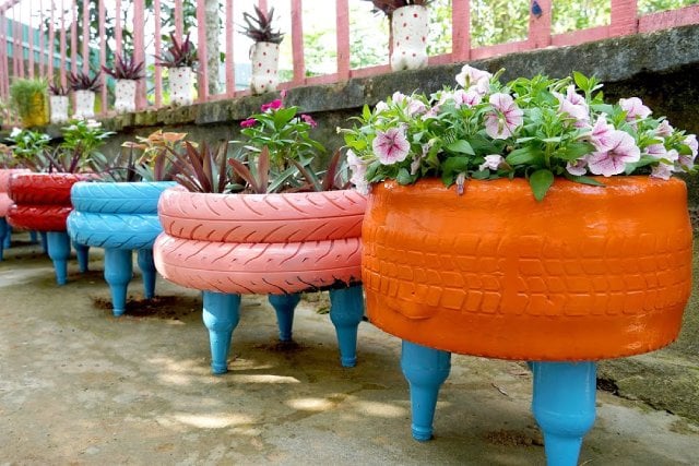 pot berdiri dari ban bekas