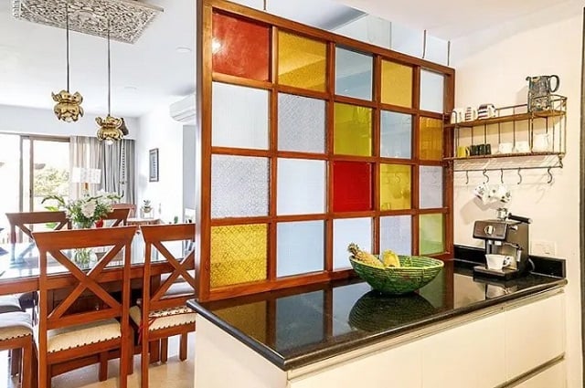 partisi dapur dan ruang makan dari glassblock