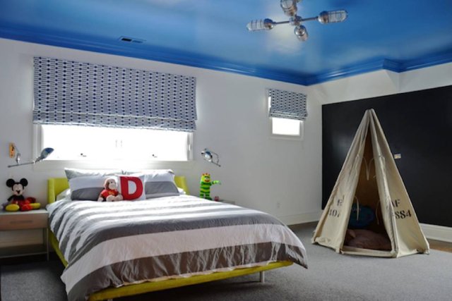 kamar tidur plafon biru