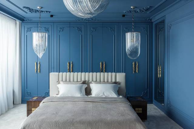 kamar tidur biru putih glamor