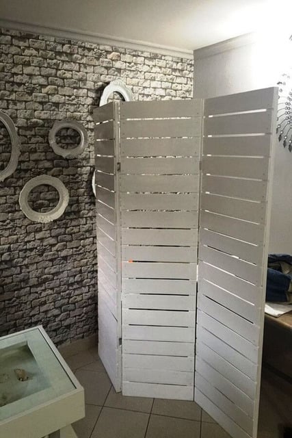 partisi dari kayu palet