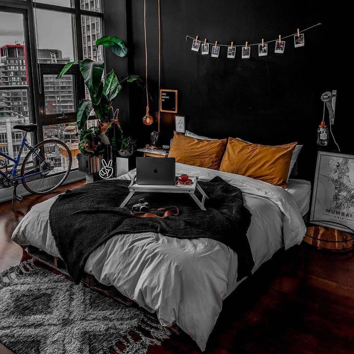 kamar estetik hitam dengan polaroid