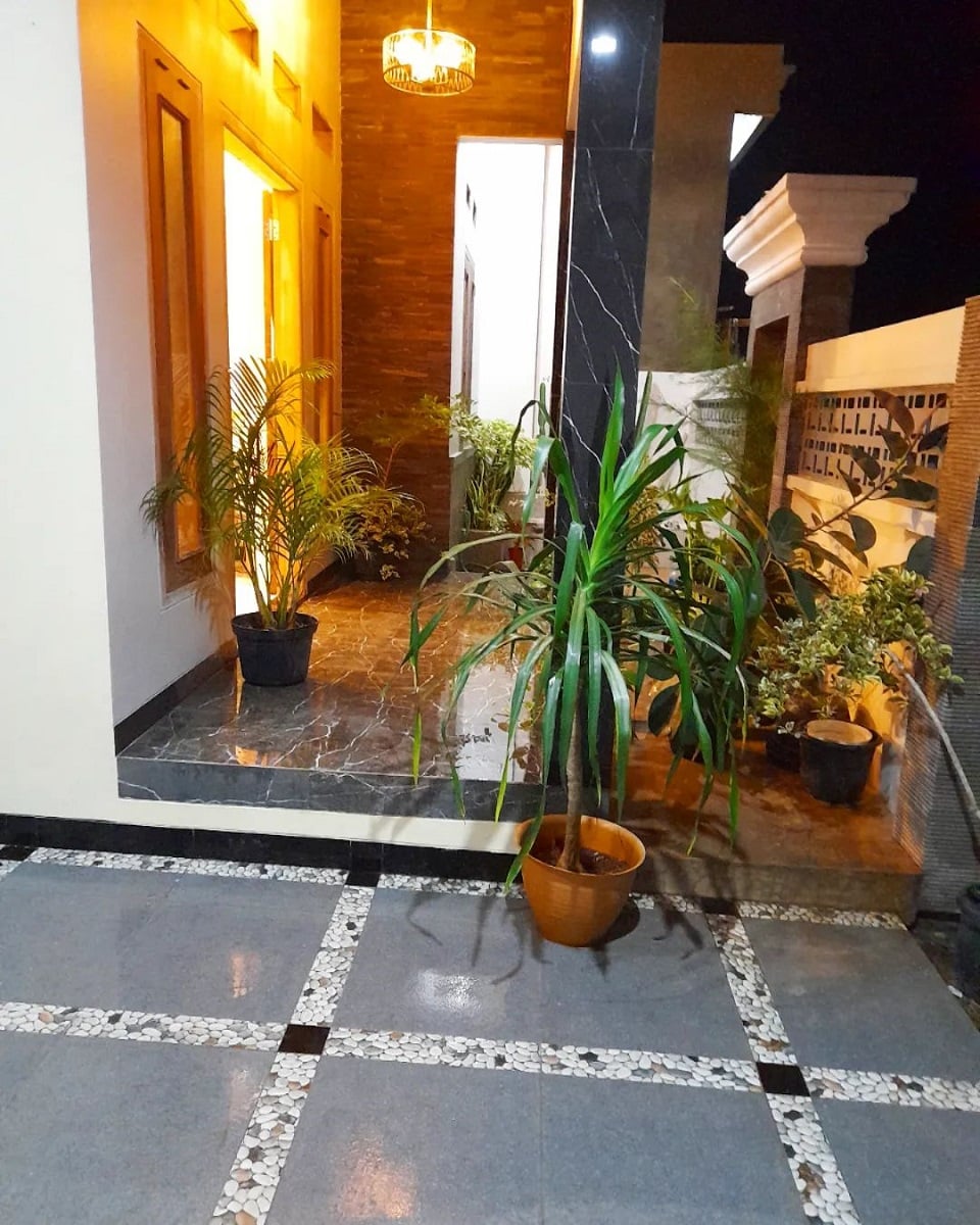 Teras rumah hijau di lahan sempit