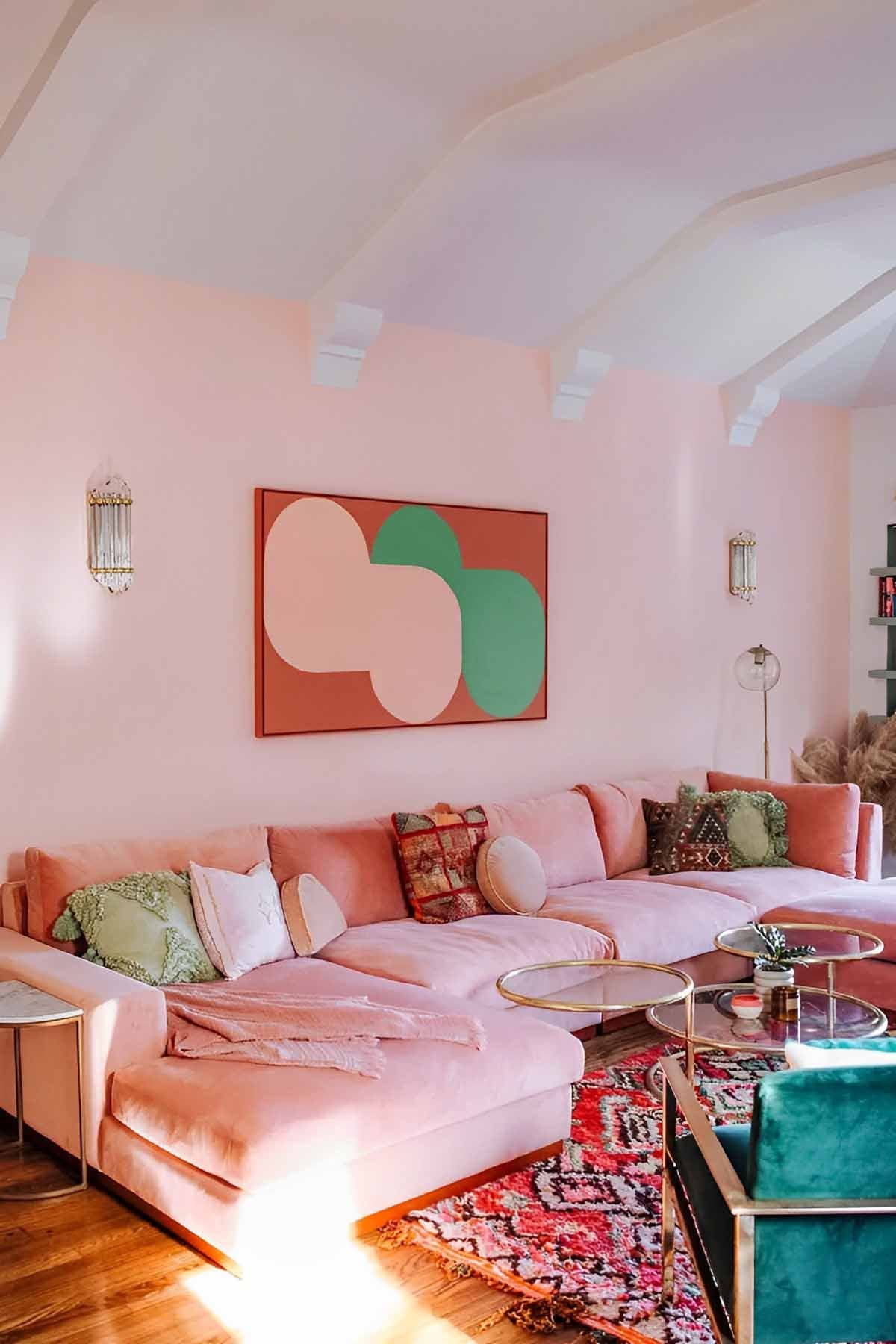 cat ruang tamu warna pink pastel