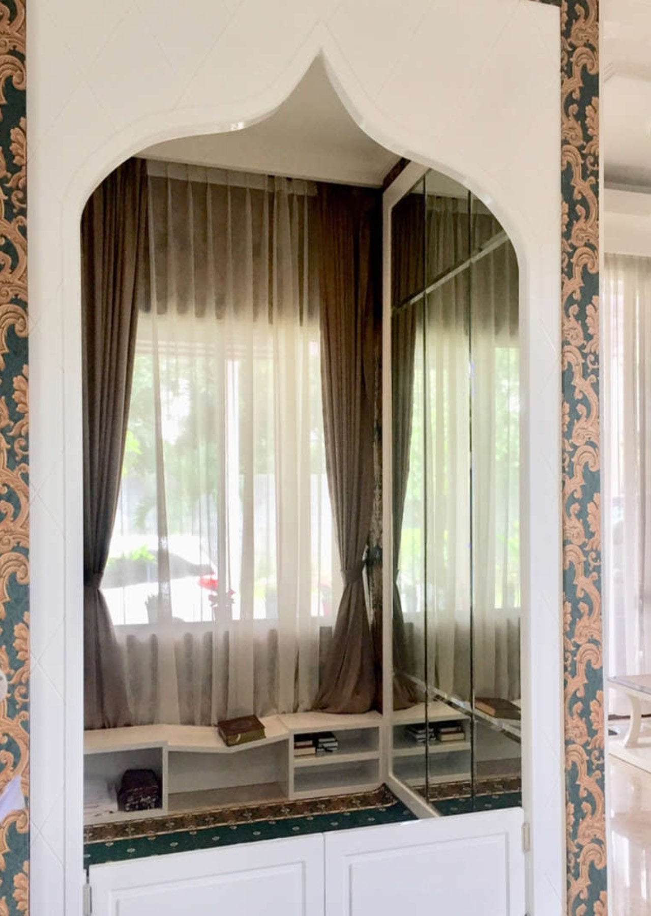 pintu mushola dalam rumah