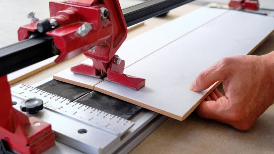 8 Rekomendasi Alat Potong Keramik Terbaik (Mesin dan Manual), Mulai dari Rp300 Ribuan!