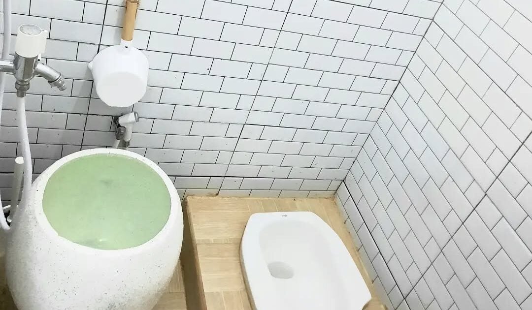 Cara Mengatasi WC Jongkok Tersumbat: Cepat, Aman, dan Bisa Dilakukan Sendiri