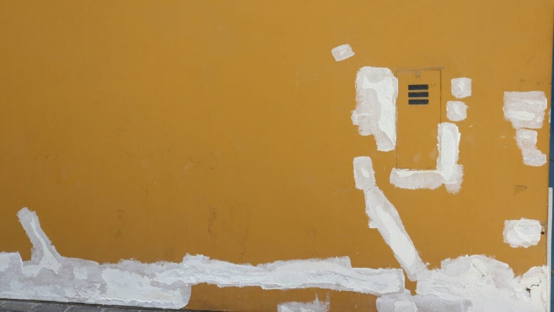 7 Cara Membuat Plamir Tembok yang Benar agar Dinding Halus dan Rapi