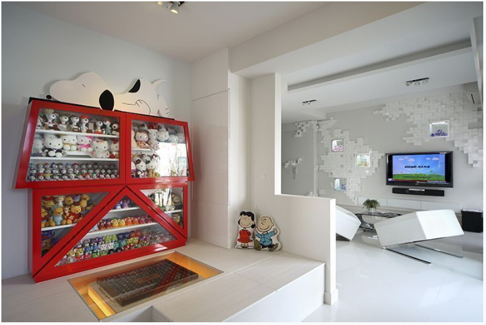 To neatly store and display his beloved finds, Distinct Identity made use of platforms and cabinets so that they’re all housed together. This dedicated area features a platform, glass cabinet in candy red, and floor-level storage spaces.