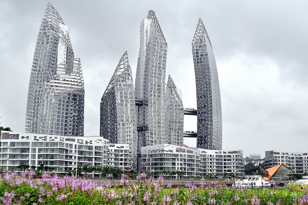 Reflections at Keppel Bay is a 99-year leasehold luxury waterfront residential complex in District 4. Completed in 2011, the project has 1129 units