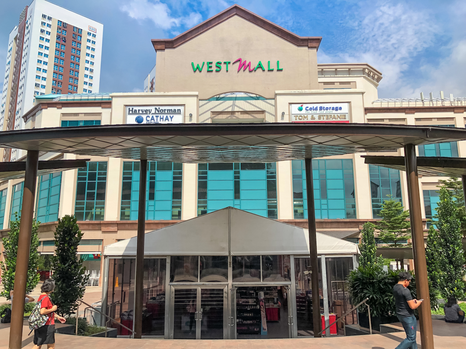 Westmall has anchor tenants such as Bukit Batok Public Library, Cathay Cineplex and Cold Storage