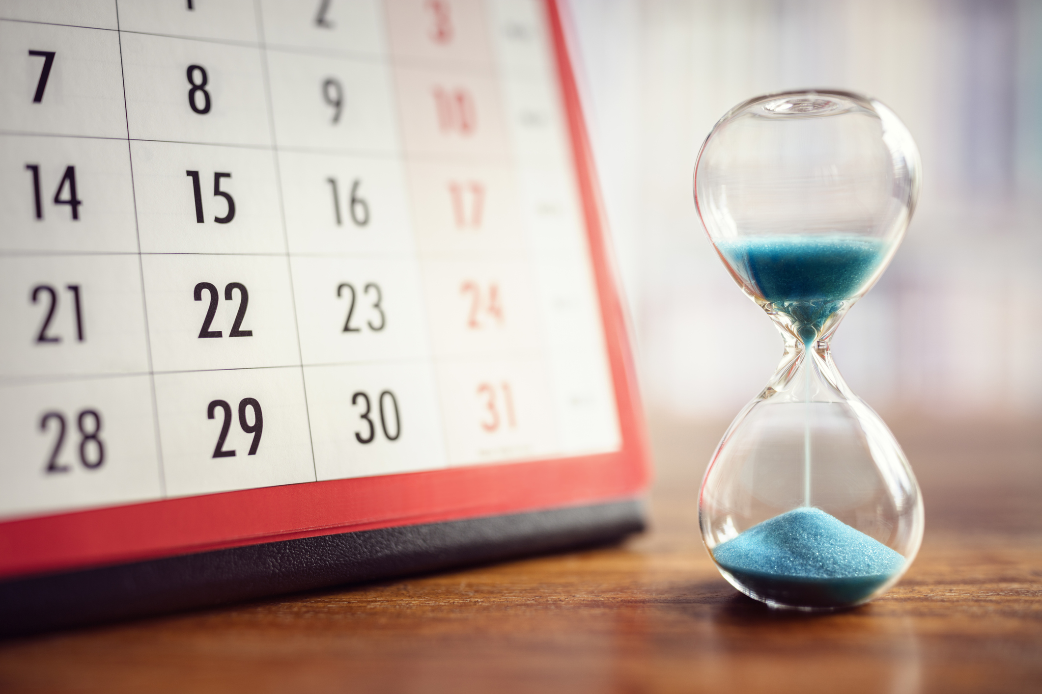 Hourglass in front of a calendar