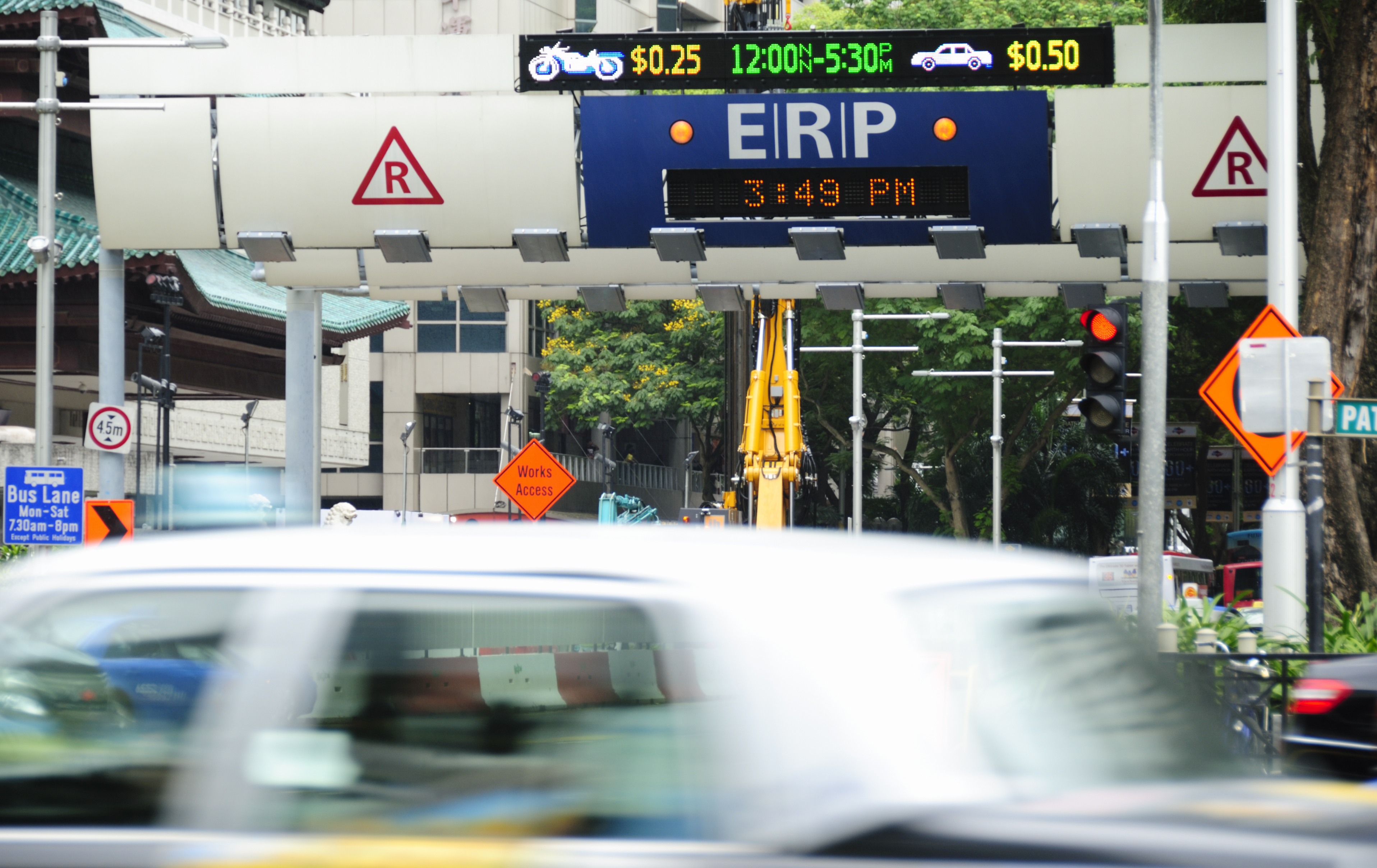 ERP gantry on Orchard Road, with a lot of traffic