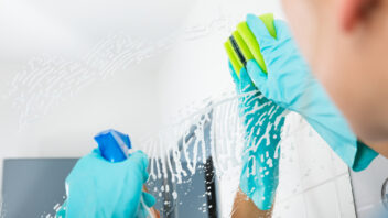 cleaning-mirror