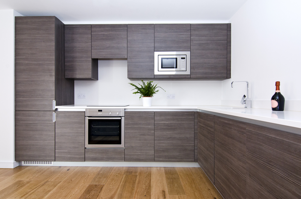 Handle-less cabinets give off a classy and modernity vibe.