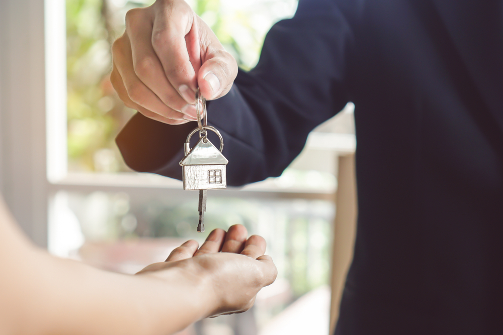 handing over of keys from agent to tenant